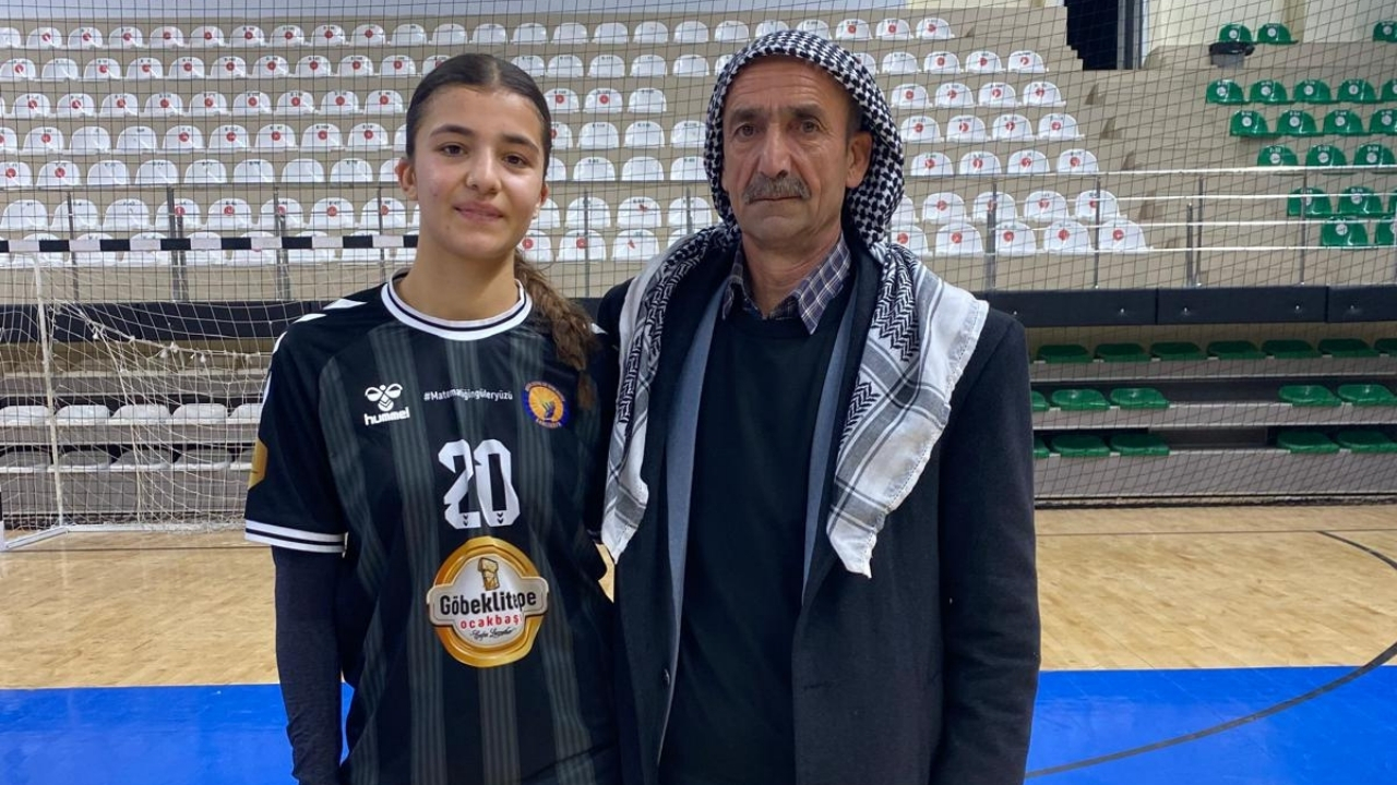 Karacadağ kefiyesiyle kızının maçına gitti, 5 golü gururla izledi