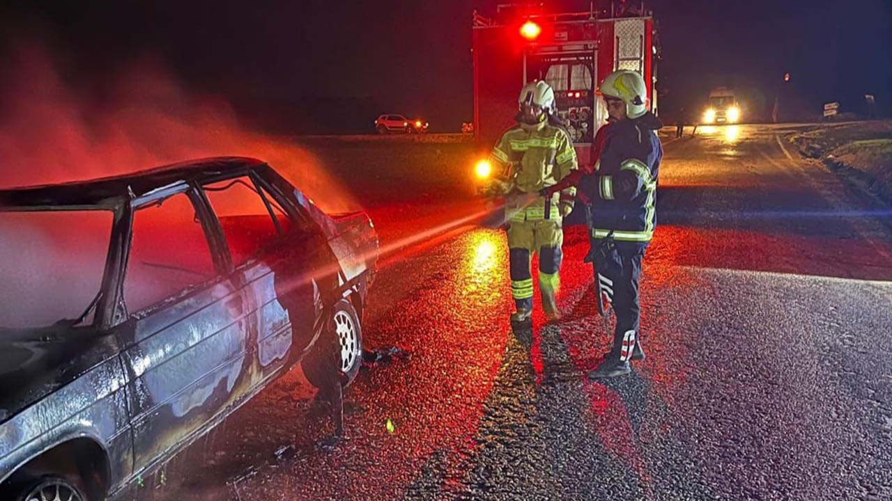 Diyarbakır’da seyir halindeki otomobil alev aldı