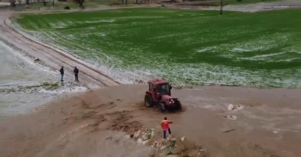 Diyarbakır'da taşkın: Tarlada mahsur kalan kişi kurtarıldı