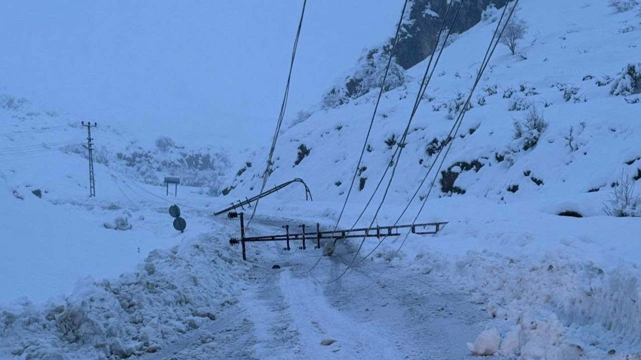 Diyarbakır’da 300 elektrik direği devrildi