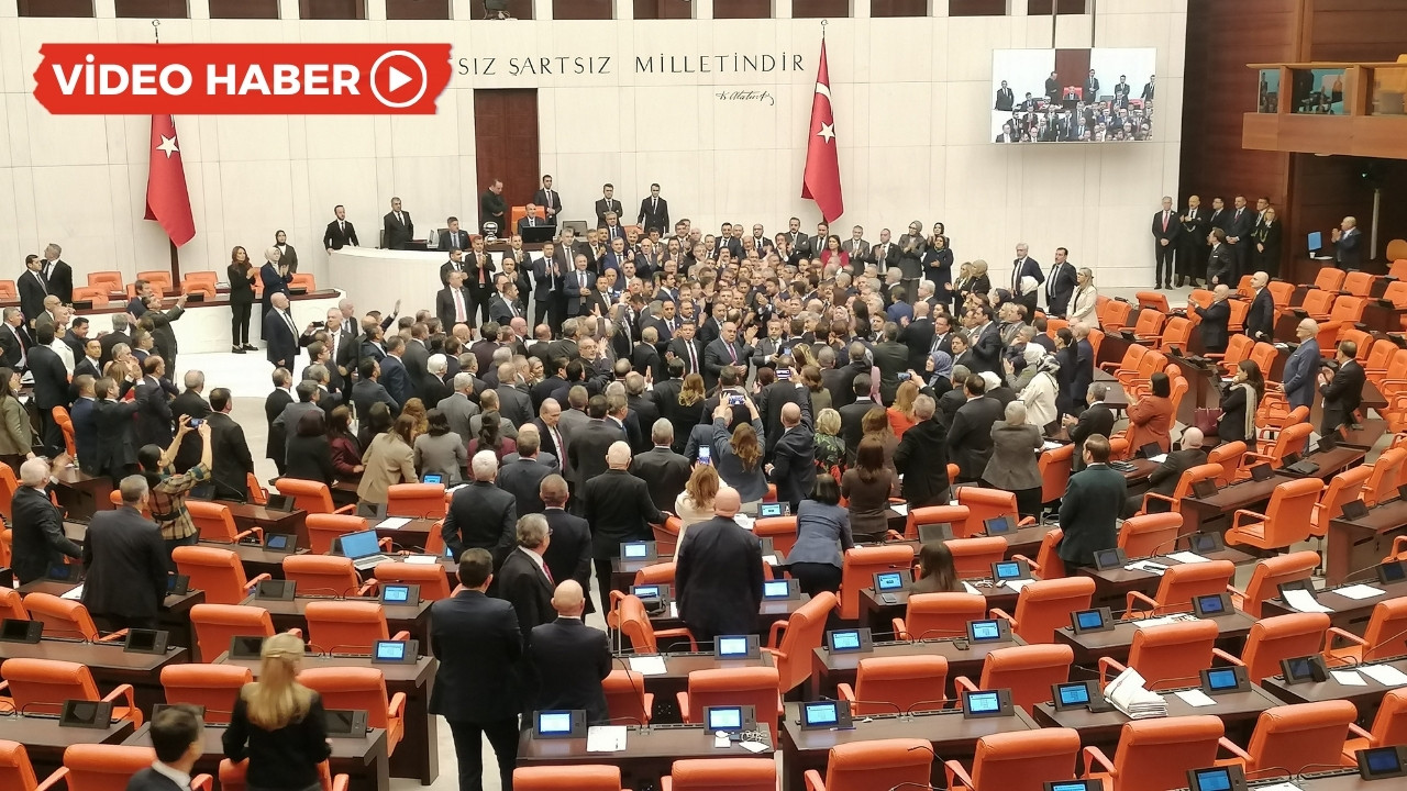 Adalet Bakanı kürsüye çıktı: Yumruklar konuştu