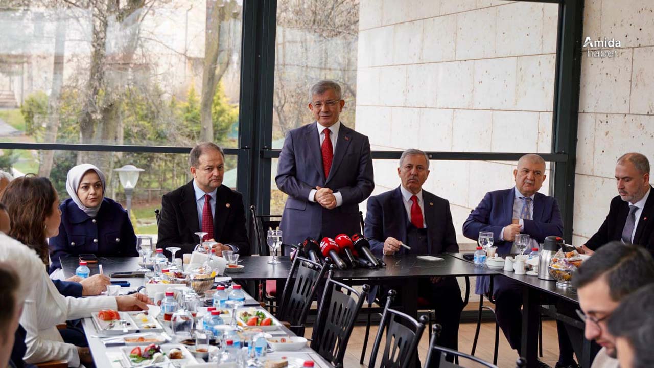 Davutoğlu: Erdoğan iki şartla erken seçime gider