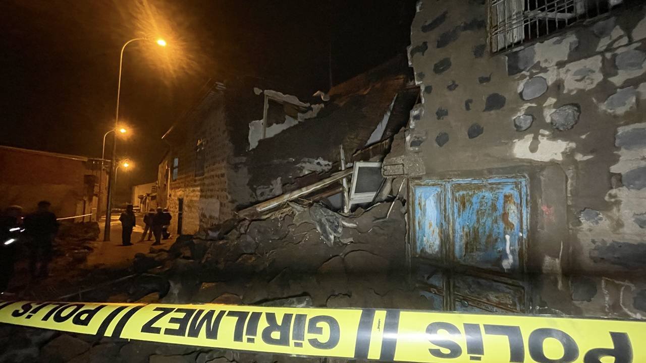 Çöken ev paniğe neden oldu: Çevredeki 3 ev boşaltıldı