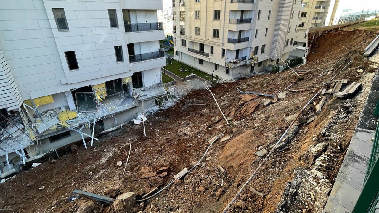 İstinat duvarı çöktü: 4 daire hasar gördü