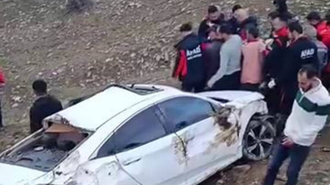Diyarbakır’da otomobil yoldan çıktı