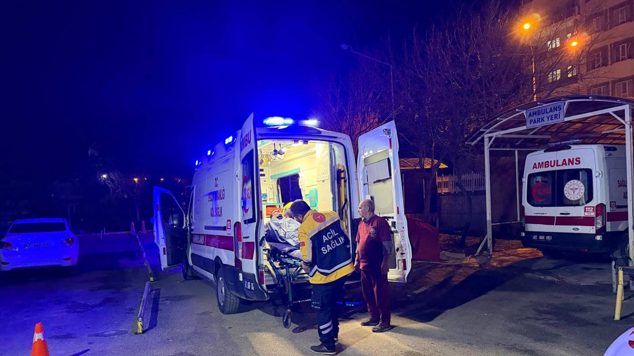 Adıyaman’da kamyonet şarampole devrildi: 5 yaralı