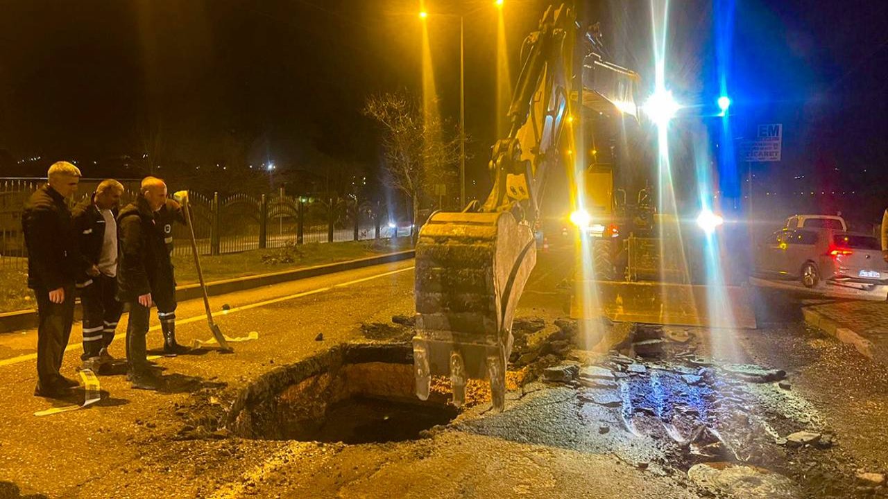 Diyarbakır’ın kritik noktasında yol çöktü: Çalışma sürüyor