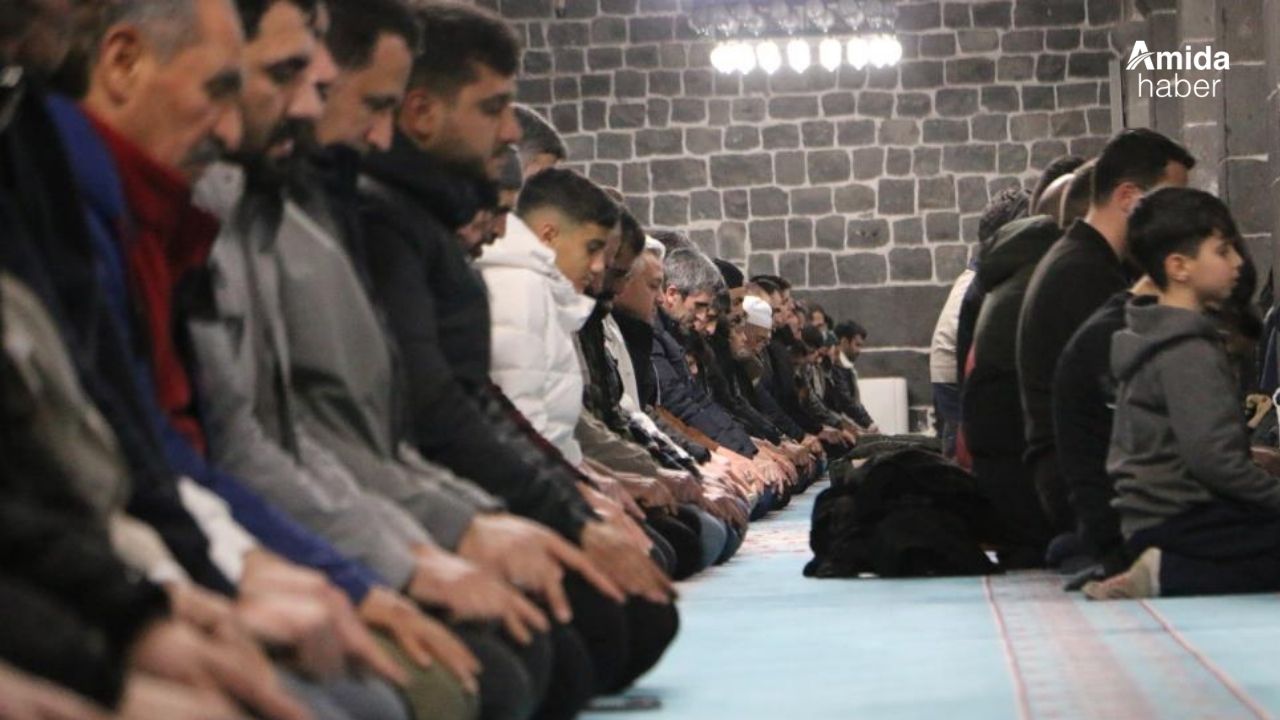 Diyarbakır’da Ramazan ayı ilk teravihle başladı