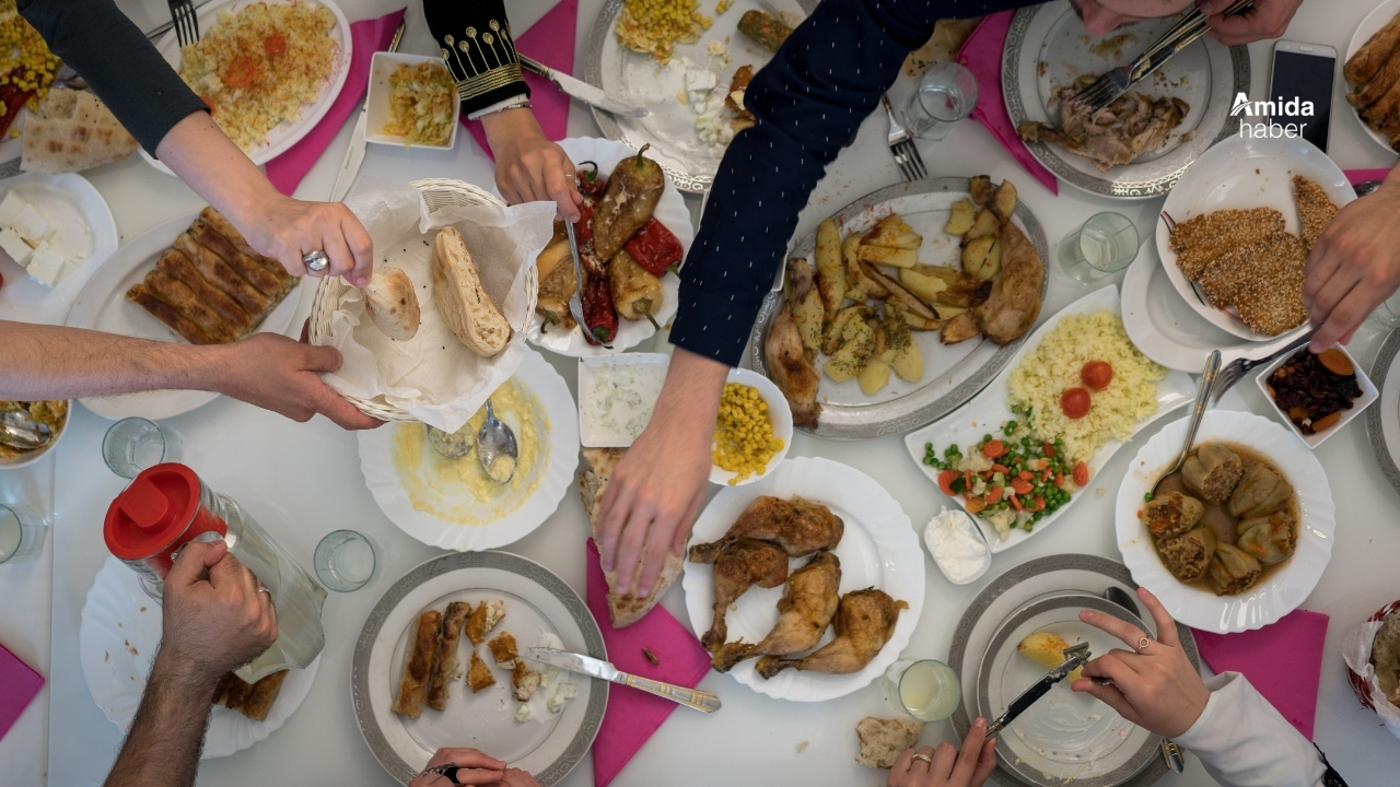Kalp uzmanı uyardı: İftarda aşırı yemek ani ölüm riskini artırıyor