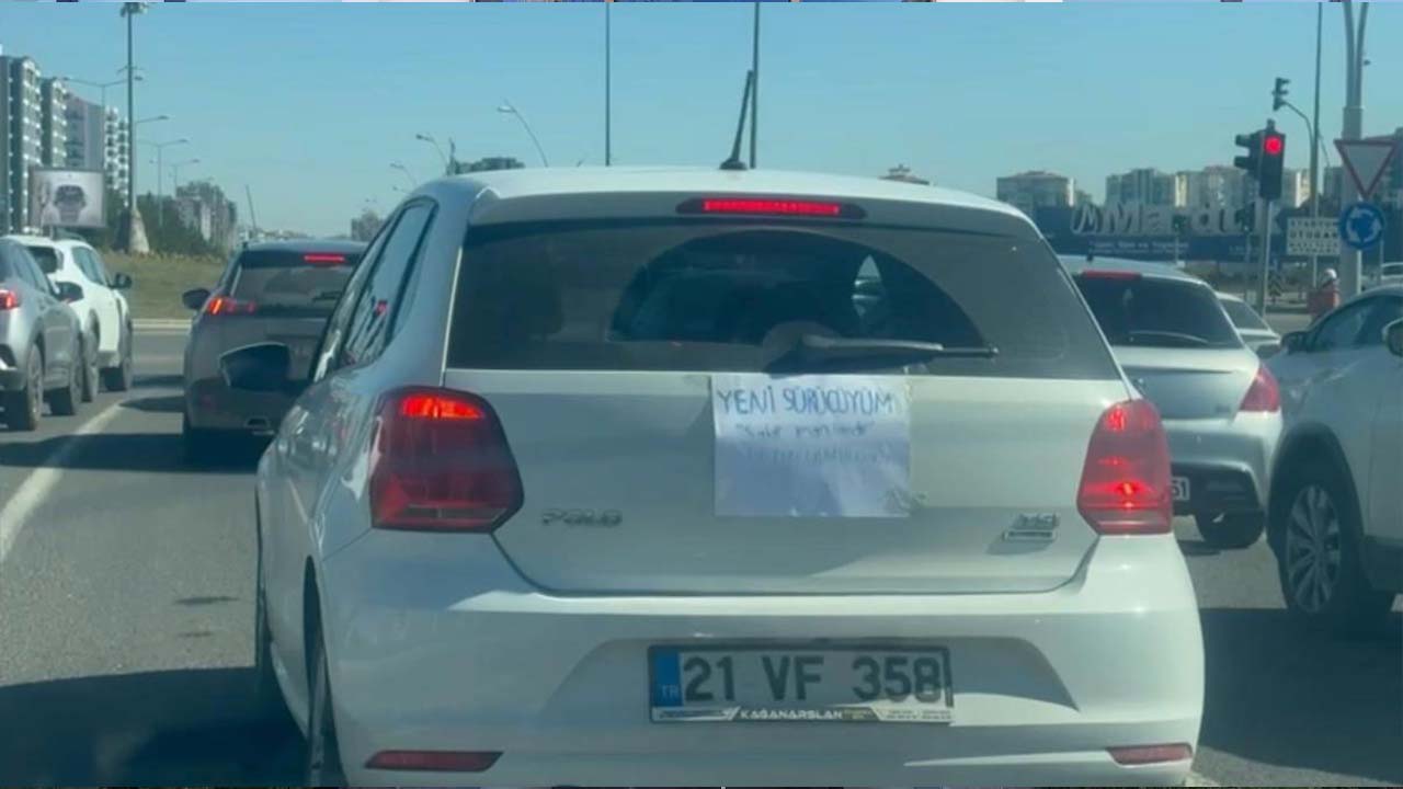 Diyarbakır'da bir sürücü 'yeni sürücüyüm, sabır imandandır' yazısıyla trafiğe çıktı