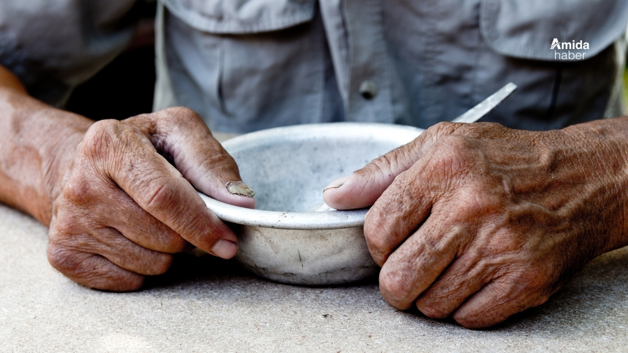 Açlık ve yoksulluk sınırı açıklandı: Asgari ücret eridi
