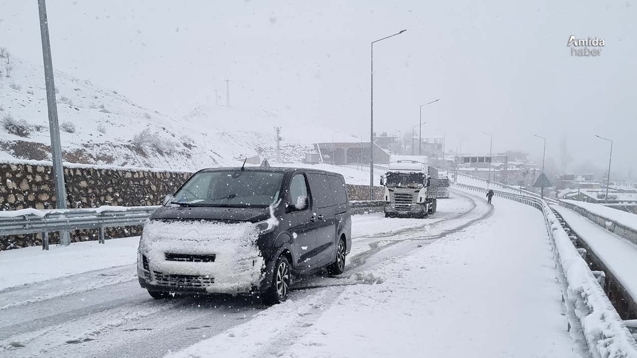 Diyarbakır–Bitlis yolunda onlarca araç mahsur kaldı