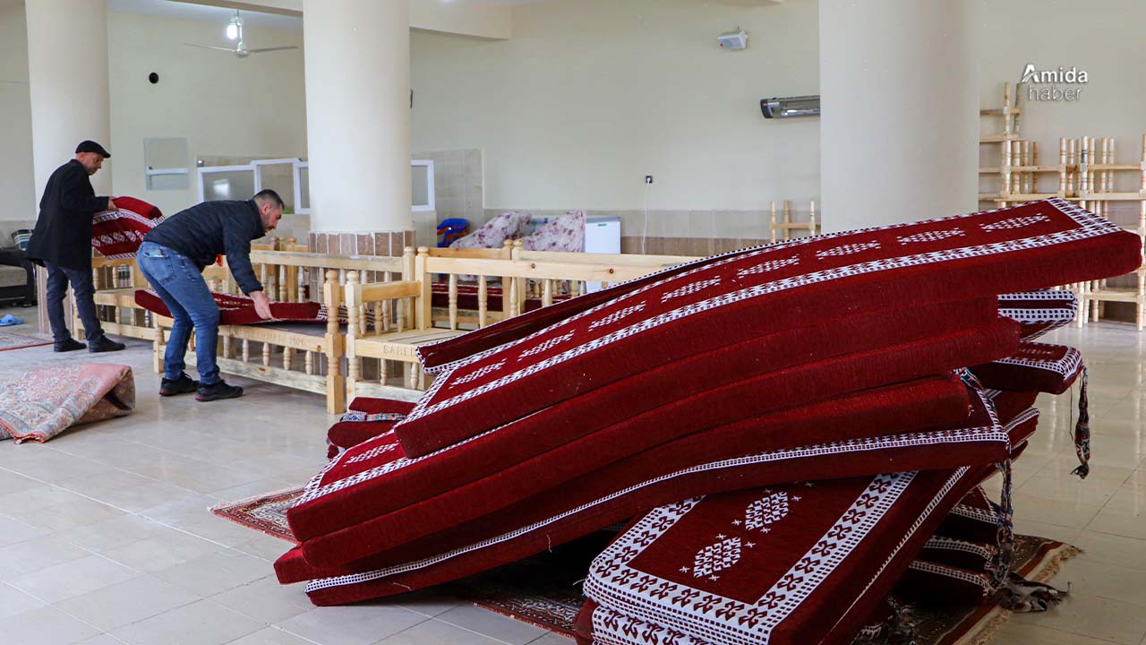 Diyarbakır’da taziye evlerine ücretsiz sedir ve sehpa dağıtıldı