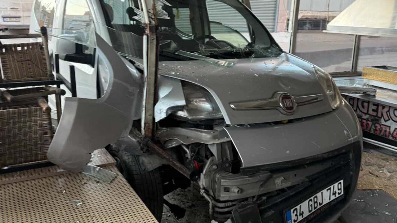 Diyarbakır'da kaza yapan araç iş yerine daldı