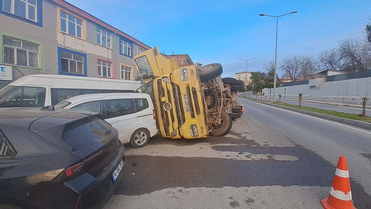 Diyarbakır’da devrilen tır park halindeki 7 araca çarptı