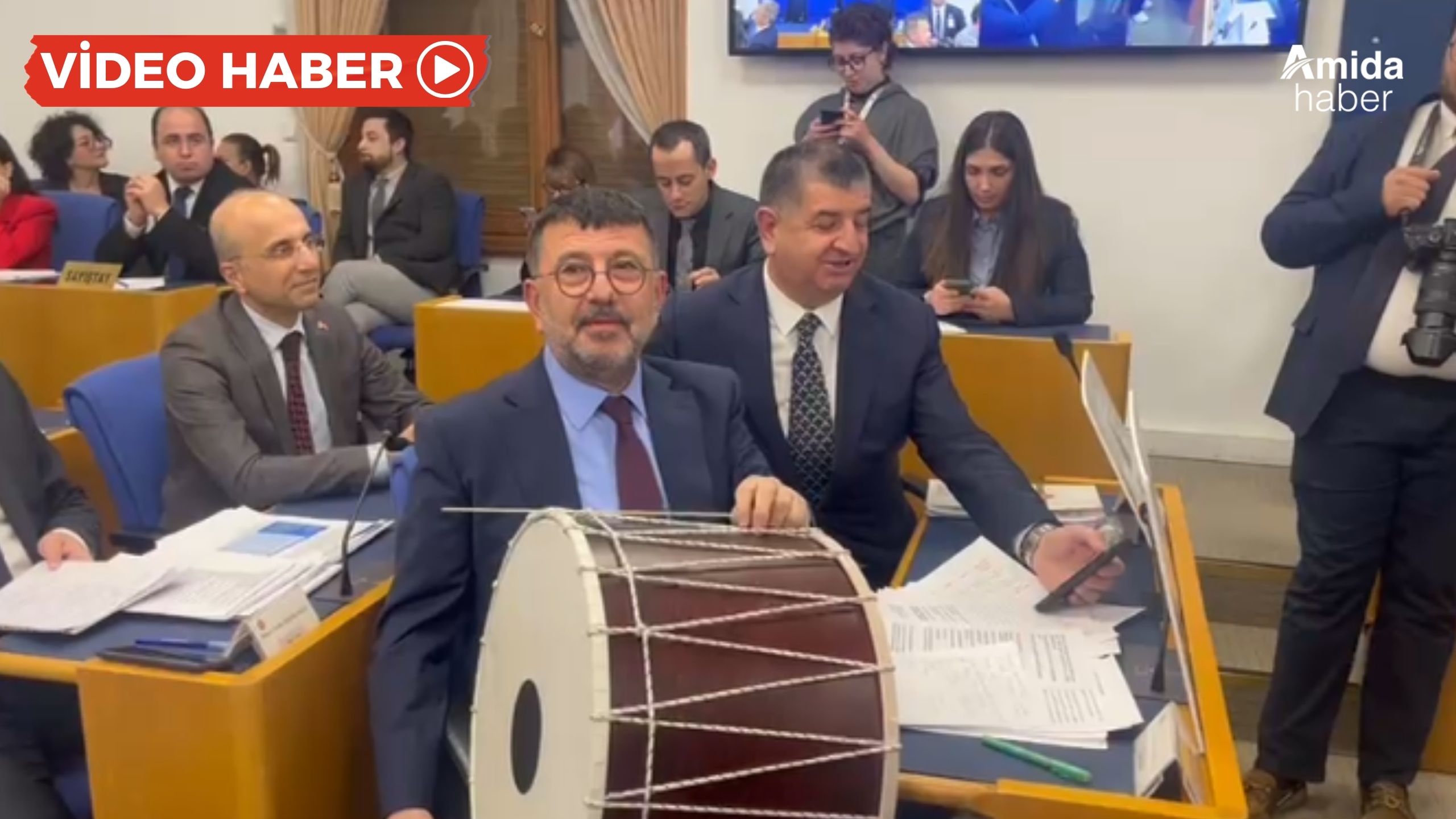 Veli Ağbaba'dan davullu protesto