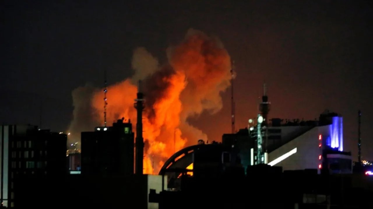 İsrail ordusu duyurdu: Tahran'da şiddetli patlamalar