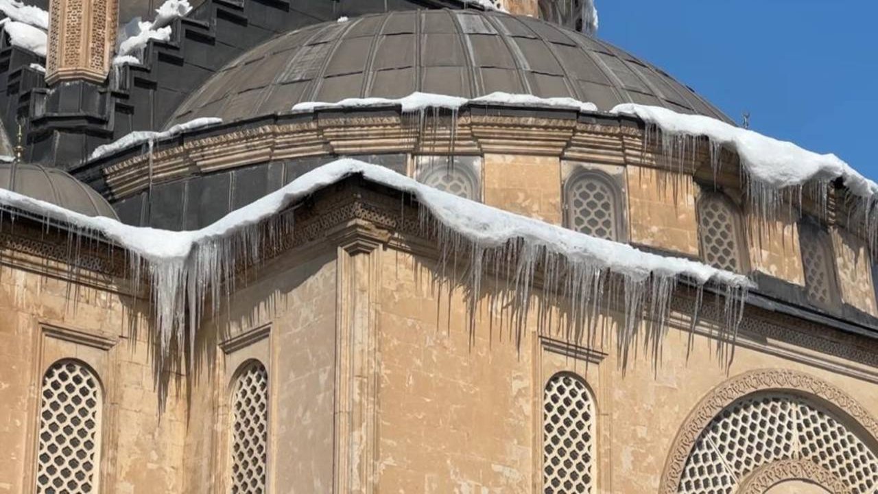 Hakkari’de buz sarkıtları 1 metreyi aştı
