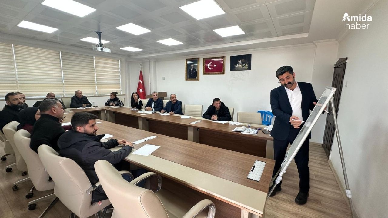 Diyarbakır’da belediye başkanı Kürtçe eğitim veriyor