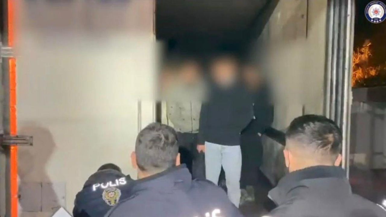 İran’dan gelen 25 göçmen tırda yakalandı