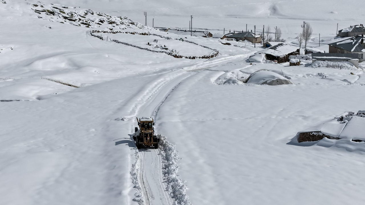 Van’a kış geri geldi: Yüzlerce köy yolu kapandı