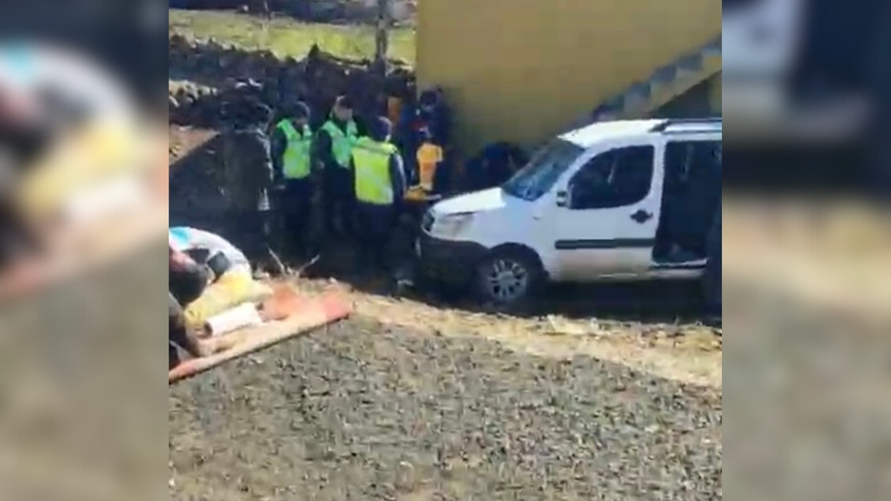 Diyarbakır'da araç evin duvarına çarptı: 2 kişi yaralandı