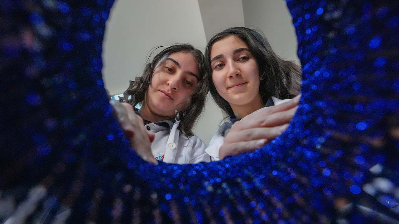 Diyarbakır'da eski çeyizler renkli çantalara dönüşüyor