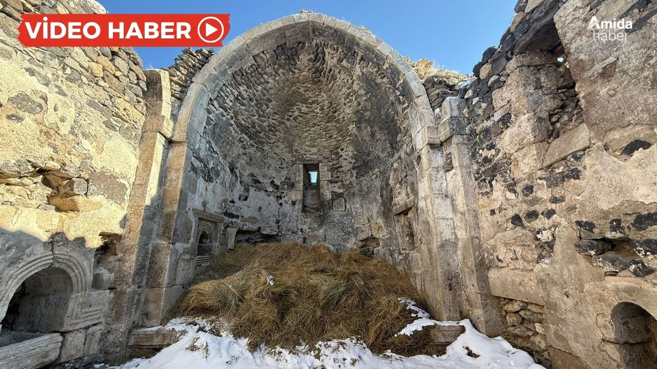 Van’da tarihi kilise samanlık oldu!