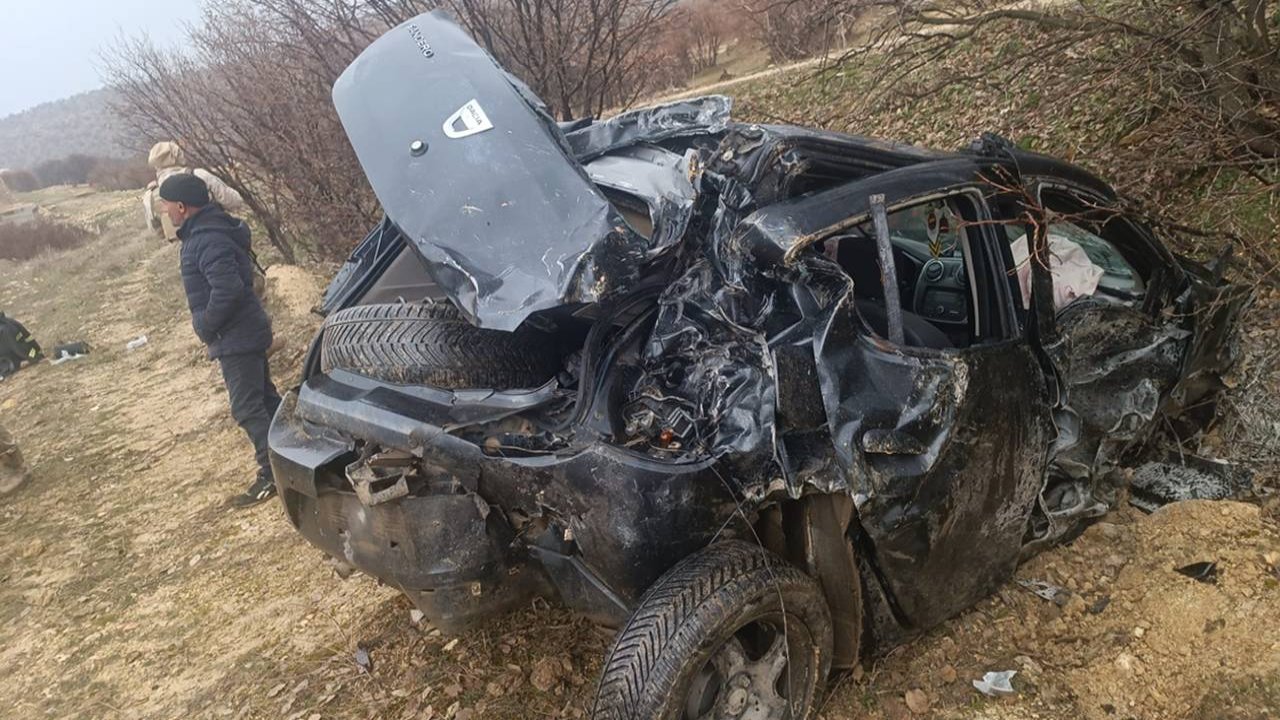Mardin’de otomobil şarampole devrildi: 2’si çocuk 5 yaralı