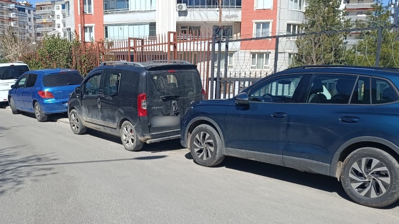 Diyarbakır’da hastane kaldırımları otoparka döndü