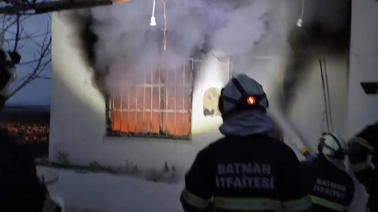 Batman’da bir ev alevlere teslim oldu