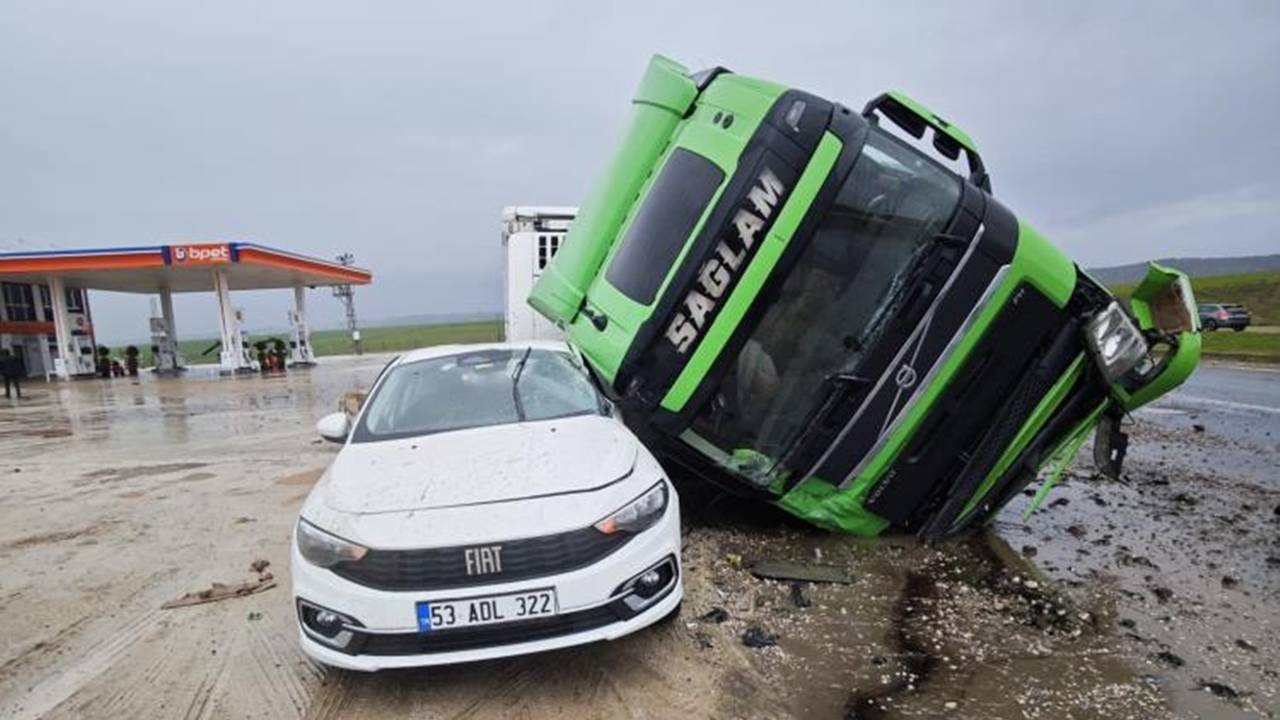 Diyarbakır’da tır otomobilin üstüne devrildi