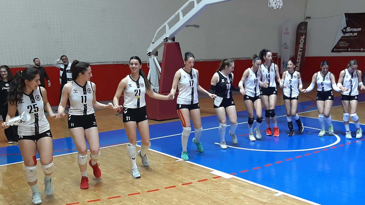 Diyarbakırlı voleybolculardan şampiyonluk halayı