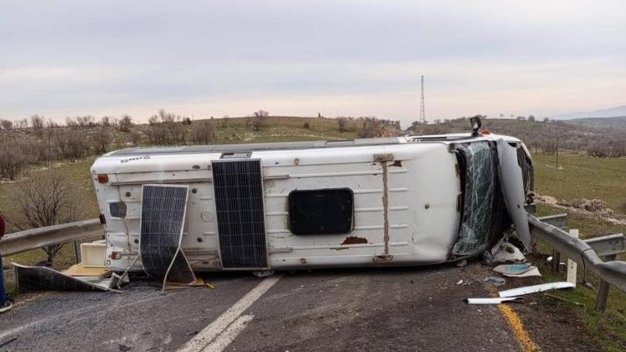 Mardin’de minibüs devrildi