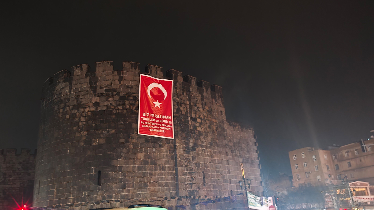 Diyarbakır Sur’larına asıldı: ‘Türk-Kürt’ coğrafyasının koruyucu fedaileriyiz