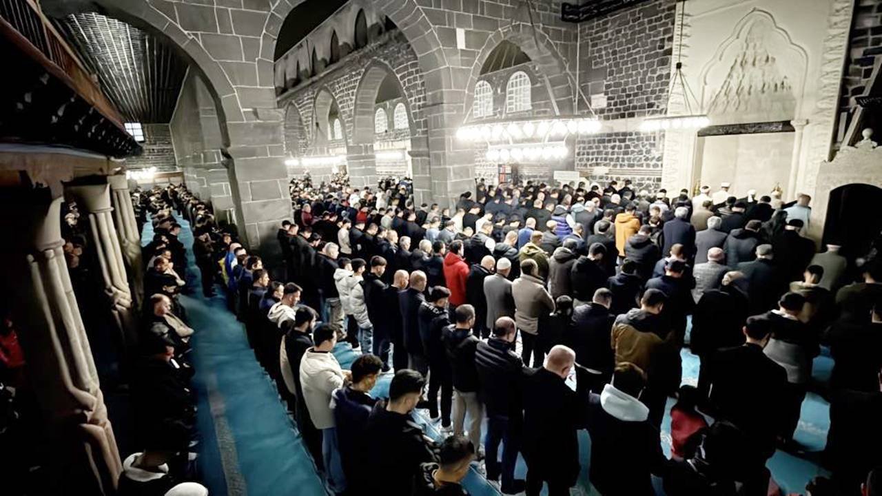 Diyarbakır Ulu Cami bayram namazında doldu taştı