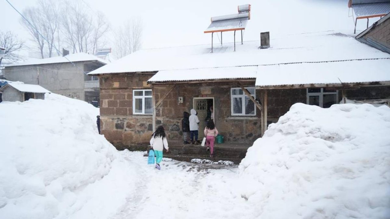 Muş’ta çocukların kar altında bayram coşkusu