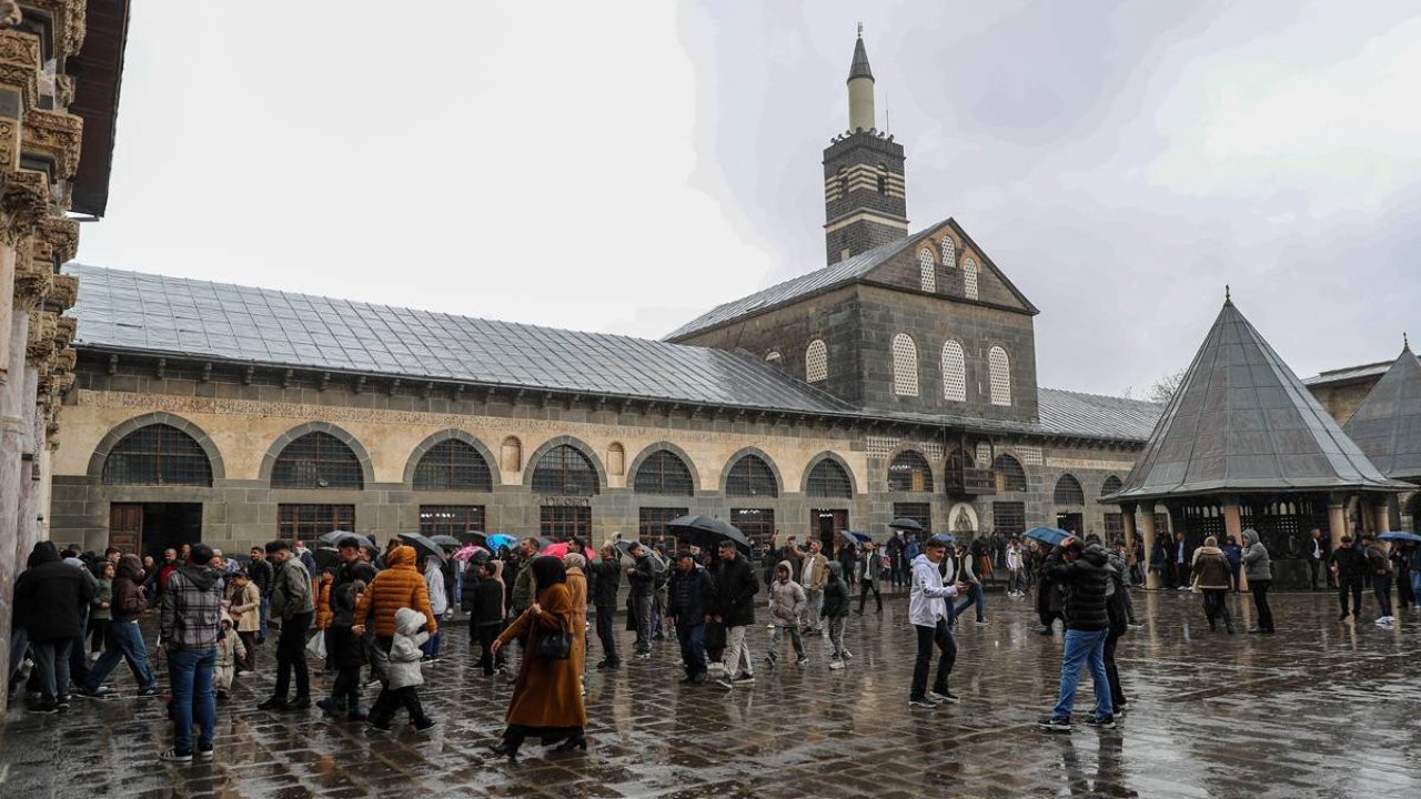 Sur’da bayram hareketliliği: Yağışa rağmen gezdiler