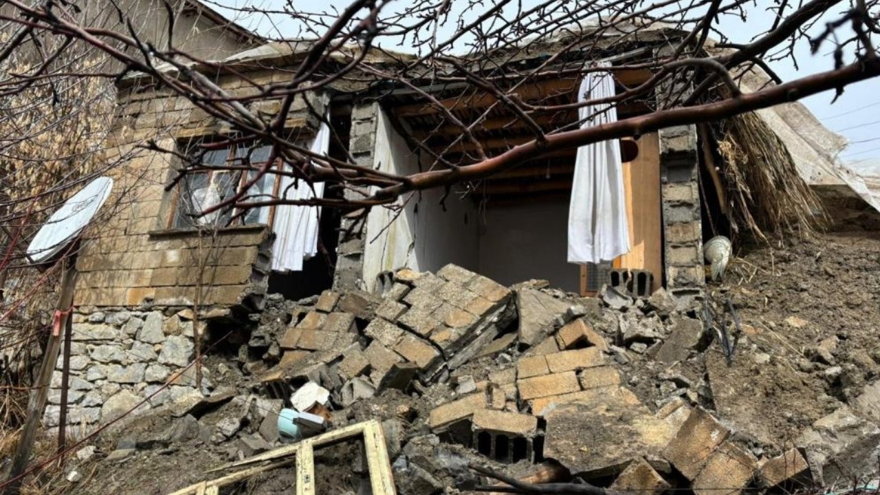 Hakkari’de yağışlar evi yıktı: 3 kişilik aile bayramda evsiz kaldı