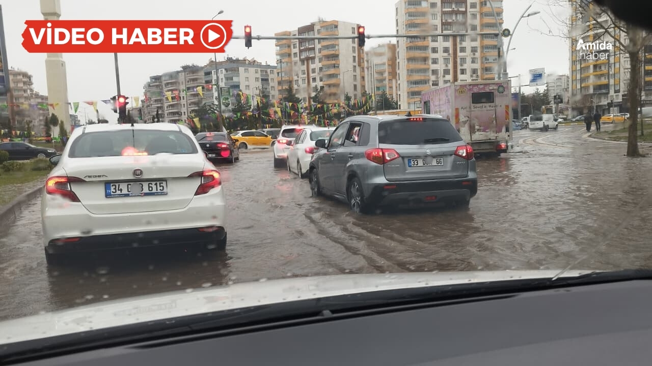 Diyarbakır yağmura teslim: Yollar göl