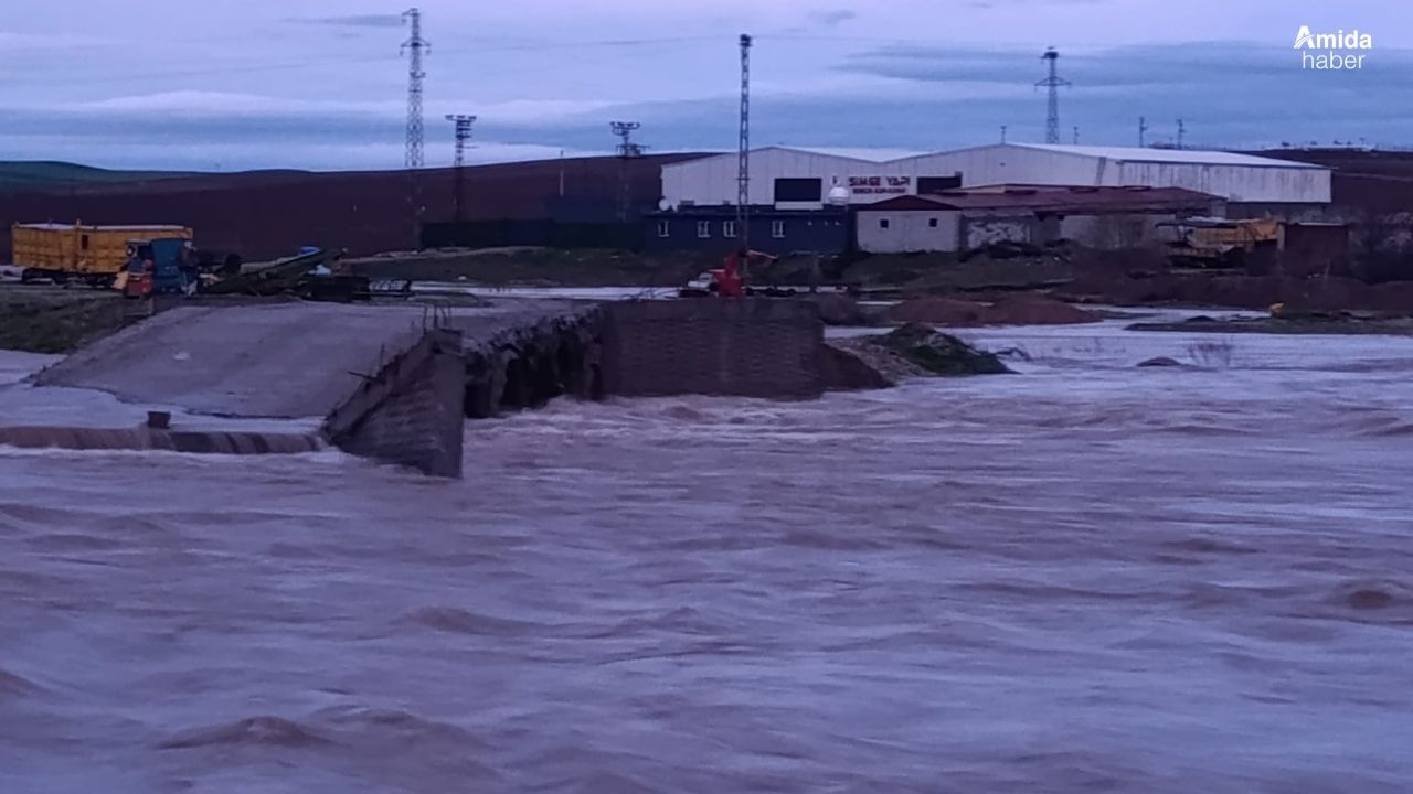 Diyarbakır'da sağanak sonrası köprü çöktü