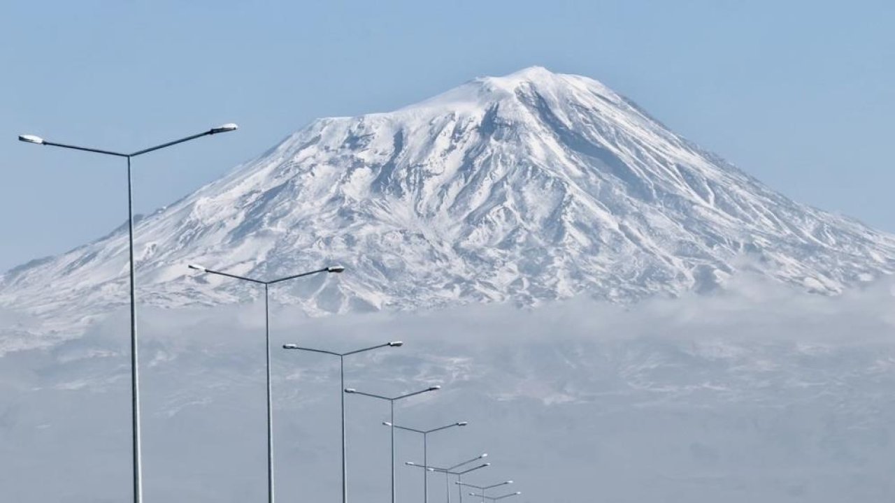 Ağrı Dağı güne heybetiyle uyandı