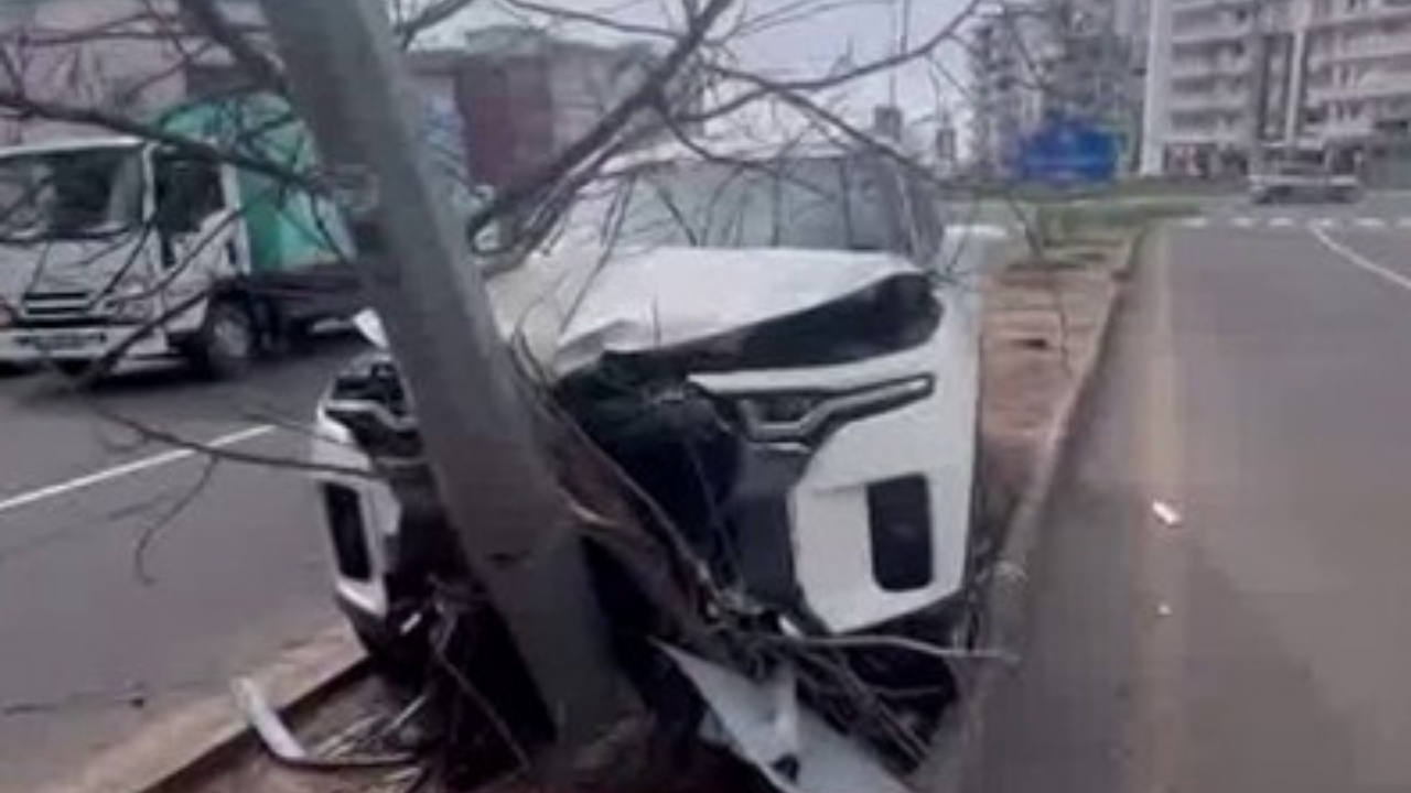 Diyarbakır'da otomobil elektrik direğine çarptı: 1 yaralı