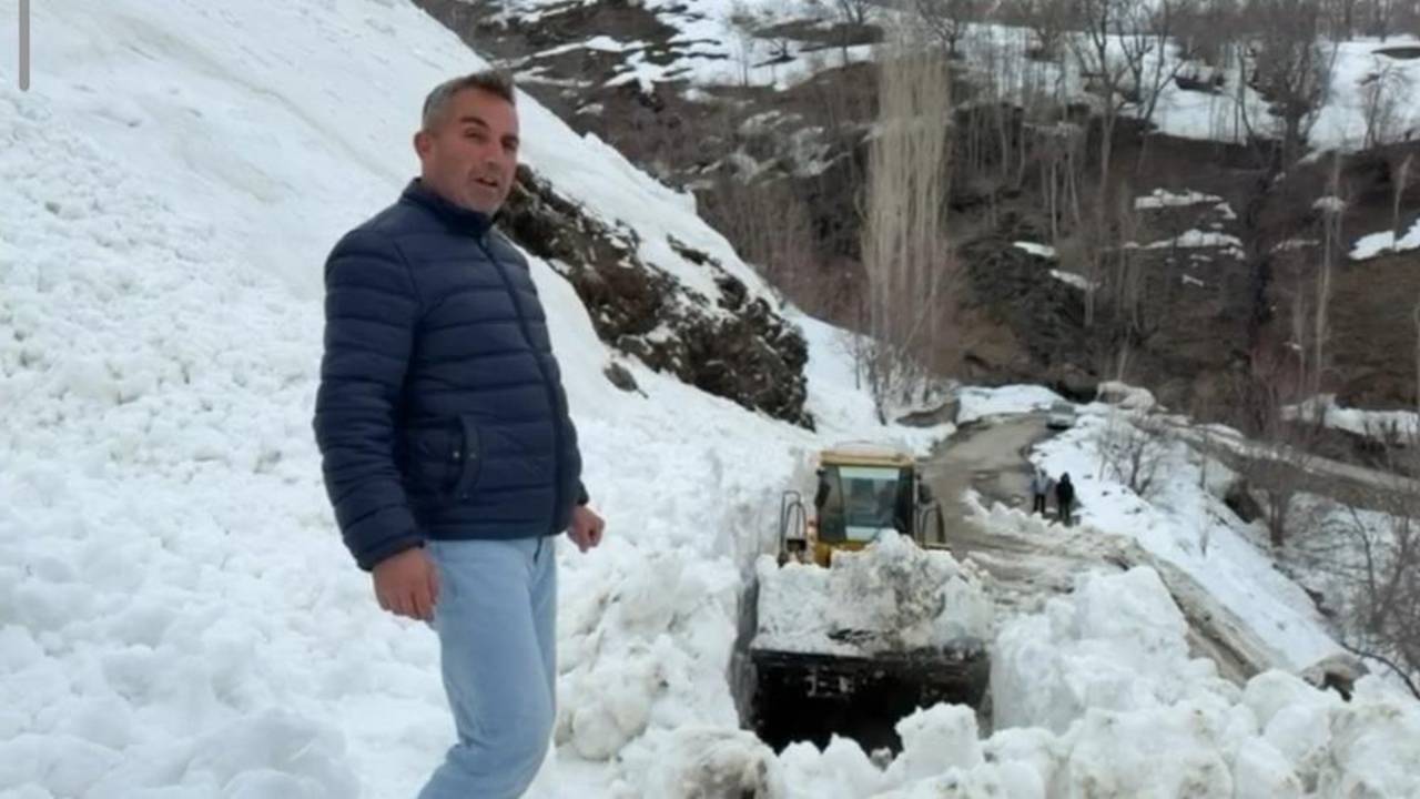 Van’da 3 bin rakımlı geçide çığ düştü, yol kapandı