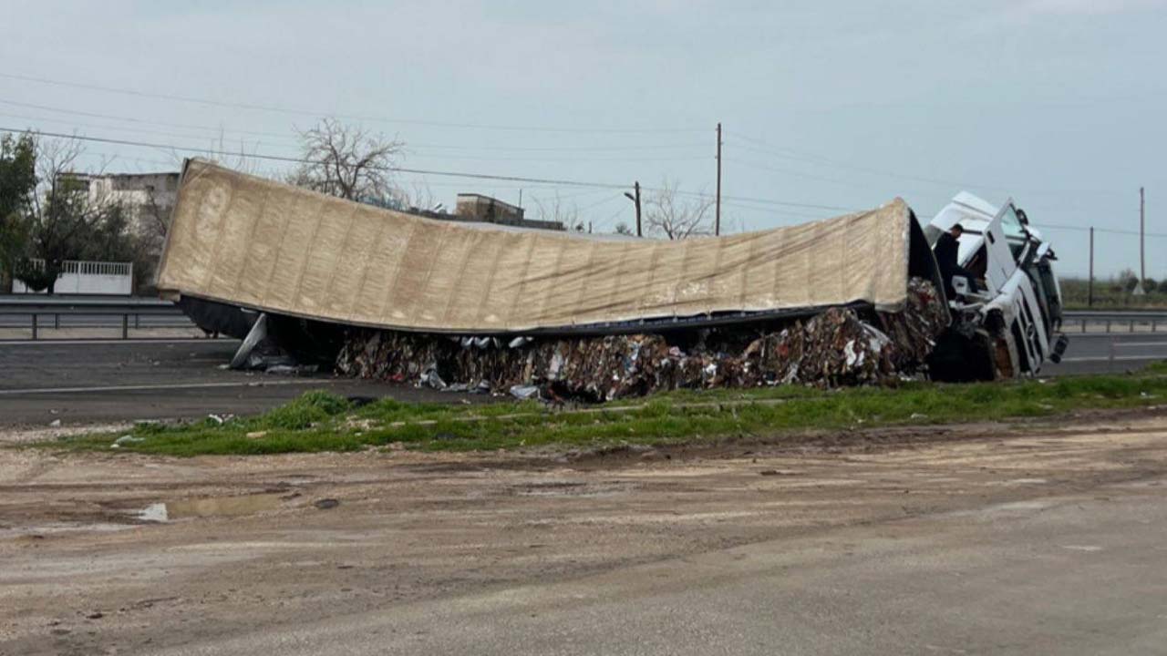 Mardin'de tır devrildi: 1 kişi yaralandı