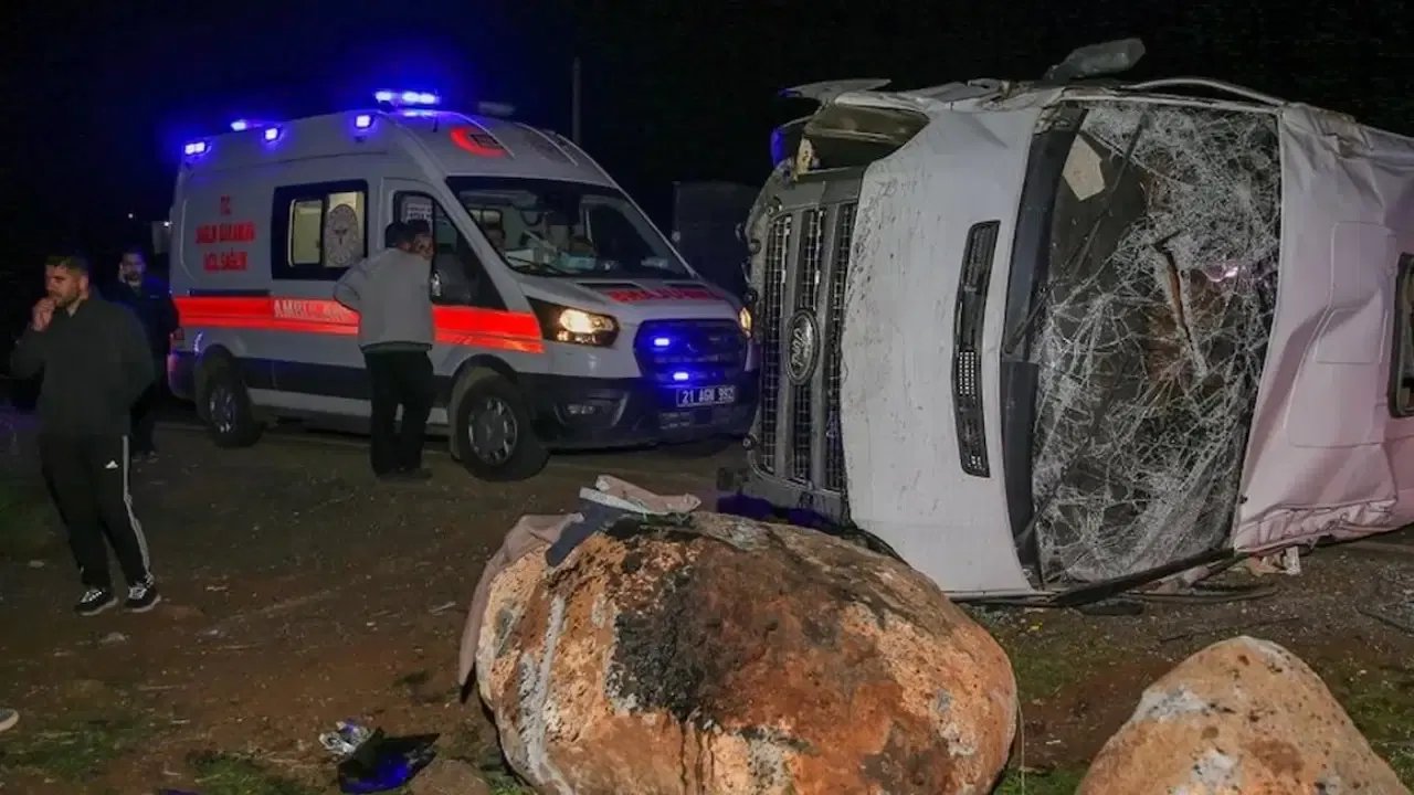 Diyarbakır-Elazığ yolundaki kazada 14 kişi yaralandı