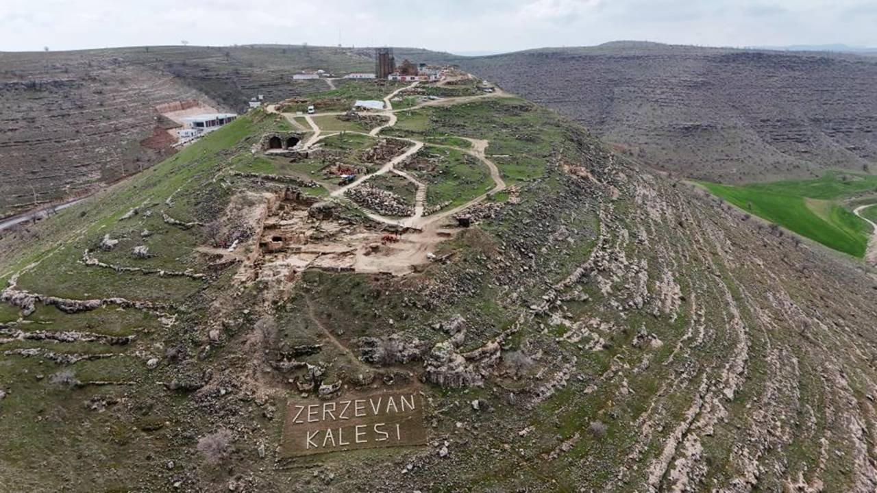 Zerzevan Kalesi’ne yağışa rağmen ziyaretçi akını