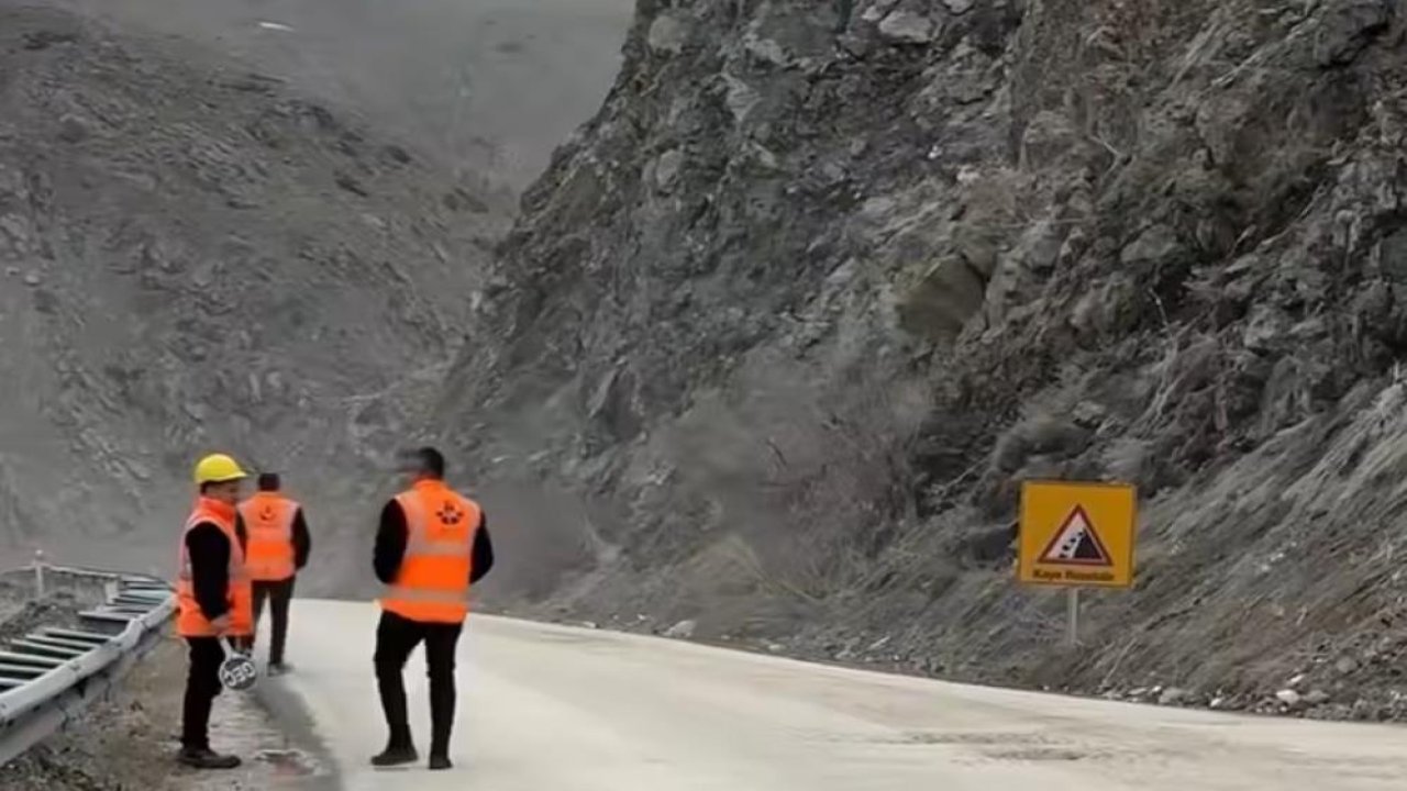 Van-Yüksekova yolunda heyelan kabusu: Yol kapandı