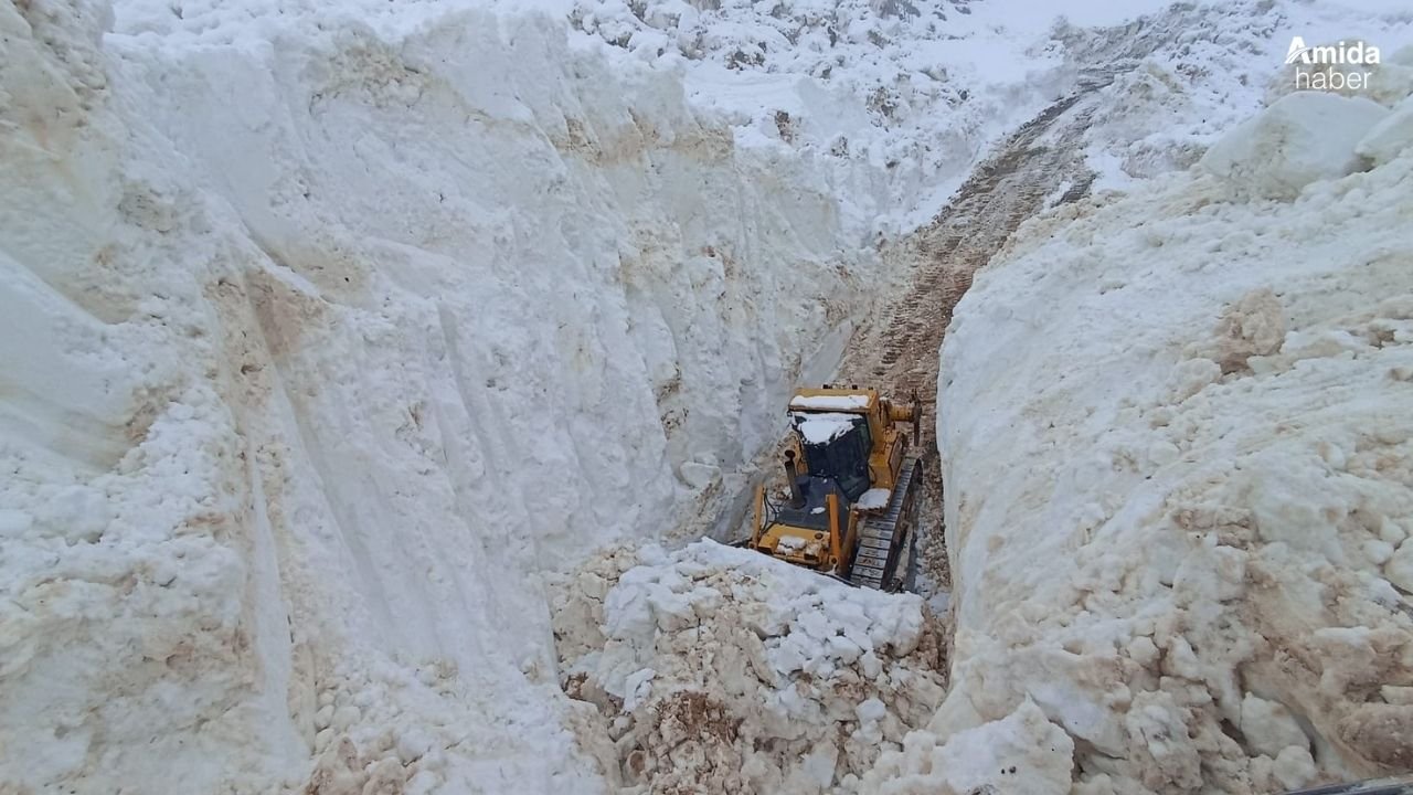 8 metrelik kar tünellerinde iş makinesi gözden kayboldu