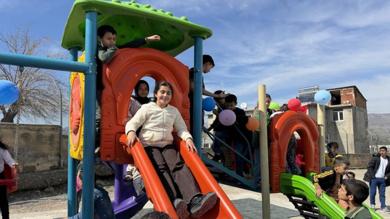 Almanya’dan memleketi Diyarbakır’a vefa: 200 öğrenciyi sevindirdi